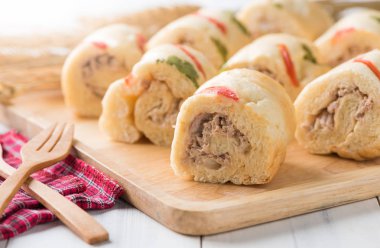 Tuna yumuşak ekmek Beyaz ahşap arka plan üzerinde rulo.