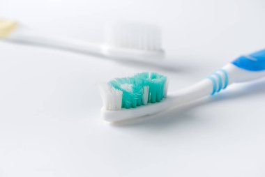 Diş fırçası ve diş fırçası beyaz arka plan üzerinde kullanılan