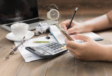 cep telefonu kullaranarak ve yazma iş kadını 