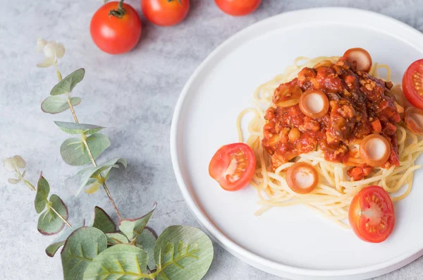 Espaguetis de cerdo con setas — Foto de Stock