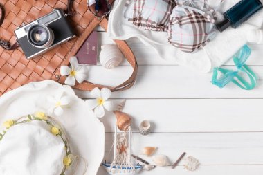 aksesuarlar hazırlamak ve öğeler ahşap üzerinde seyahat 