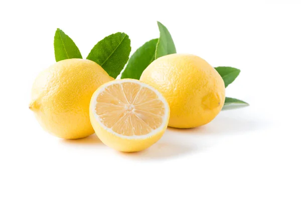Свежий нарезанный лимон, изолированный на белом — стоковое фото