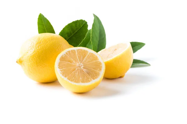 Свежий нарезанный лимон, изолированный на белом — стоковое фото
