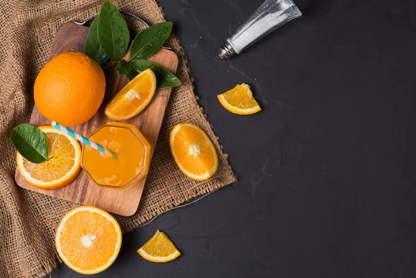 Frisch geschnittene Orangen und Orangensaft — Stockfoto