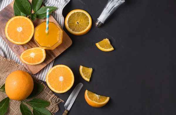 Frisch geschnittene Orangen und Orangensaft — Stockfoto