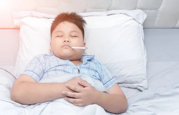 Enfermo obesidad chico dormir con termómetro — Foto de Stock