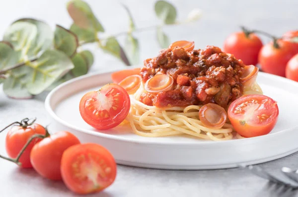 Espaguetis de cerdo con setas — Foto de Stock