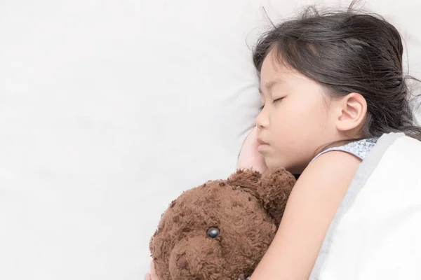 可爱的小亚洲女孩睡觉，抱着玩具熊 — 图库照片
