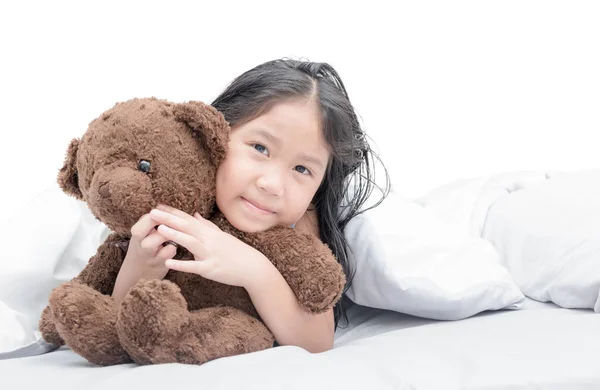 Gelukkig Aziatische schattig meisje teddy bear knuffelen — Stockfoto