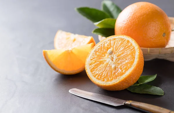 Frisch geschnittene Orange auf schwarzem Stein Hintergrund. — Stockfoto