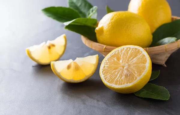 Свежий нарезанный лимон на мраморном камне — стоковое фото