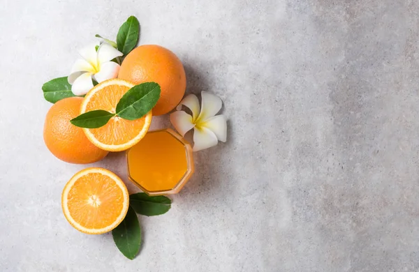 Frisch geschnittene Orangen und Orangensaft — Stockfoto