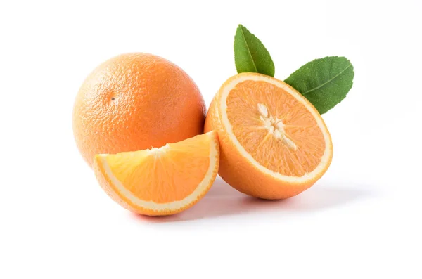 Свежий нарезанный апельсин изолирован на белом — стоковое фото