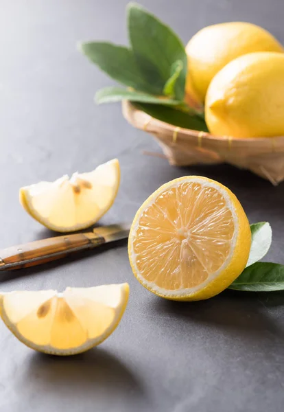 Frische Zitronenscheiben auf dunklem Marmorstein — Stockfoto