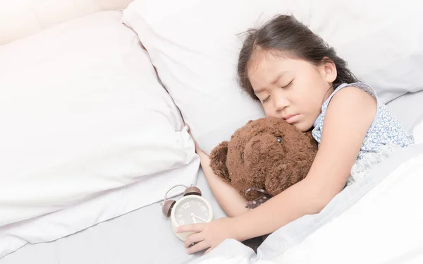 可爱的小亚洲女孩睡觉，抱着玩具熊 — 图库照片