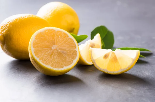 Свежий нарезанный лимон на мраморном камне — стоковое фото