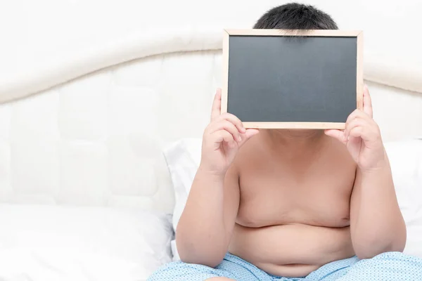 Obez şişman çocuk gösteren boş yazı tahtası — Stok fotoğraf