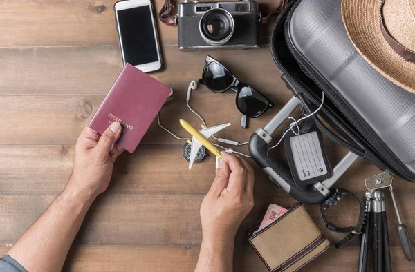 Pasaporte en mano hombre con maleta y accesorios — Foto de Stock