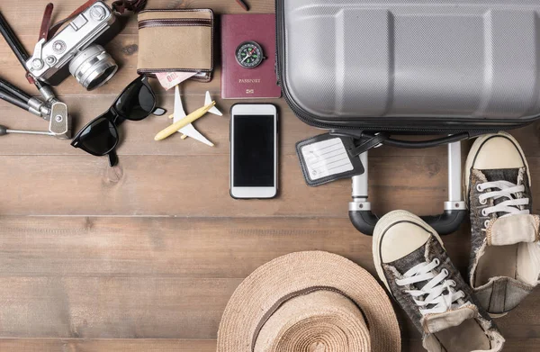Trajes de accesorios de viaje. Pasaportes, equipaje, cámara, sombrillas — Foto de Stock