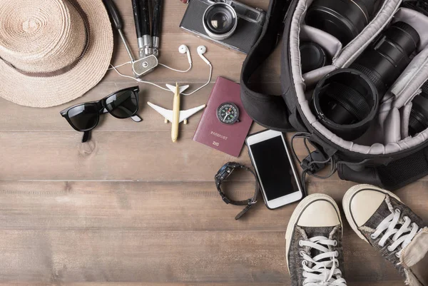Acessórios de viagem trajes. Passaportes, saco, câmera vintage — Fotografia de Stock