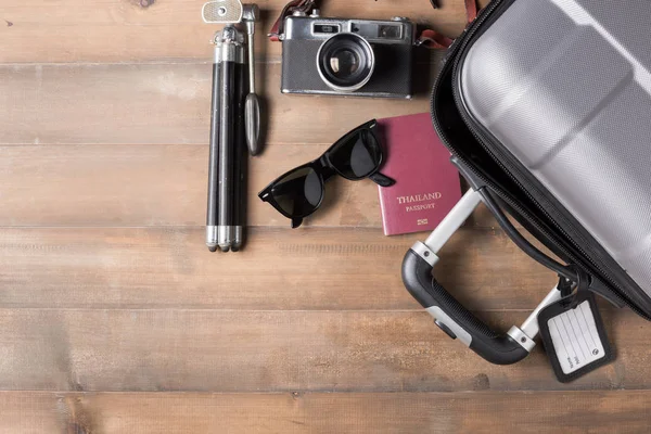 Trajes de accesorios de viaje. Pasaportes, maleta — Foto de Stock