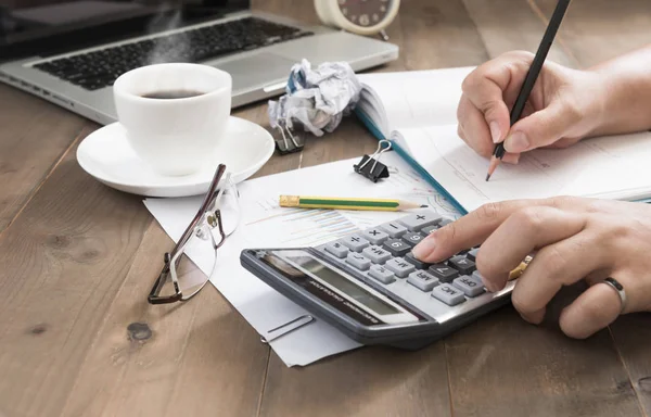 Mujer de negocios usando calculadora con café caliente y computadora — Foto de Stock