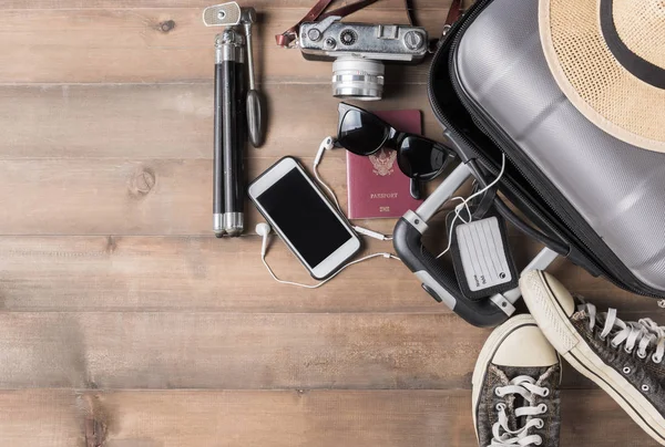 Reis accessoires kostuums. Paspoorten, Bagage, camera, sunglas — Stockfoto