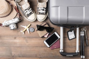 Aksesuarlar kostümleri seyahat. Pasaportlar, Bagaj, kamera, sunglas