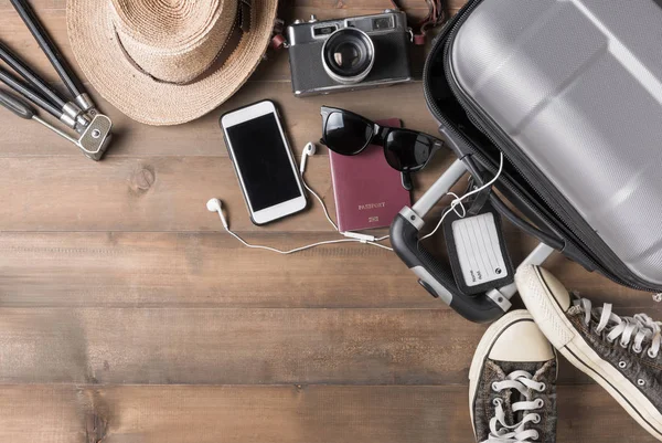 Acessórios de viagem trajes. Passaportes, bagagem, câmera — Fotografia de Stock