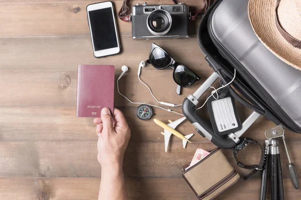 Passaporte na mão homem com mala e acessórios — Fotografia de Stock