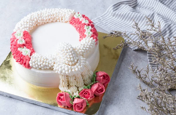 Dekoracja ciasto krem biczowanie jako jasmine garland — Zdjęcie stockowe