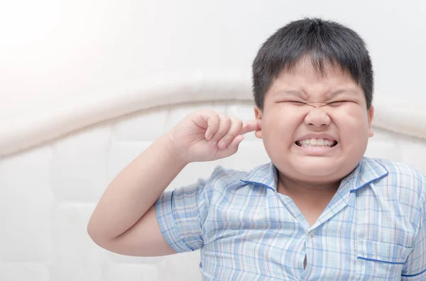 Kid boy omfattas öronen fingrarna och gestikulerande — Stockfoto