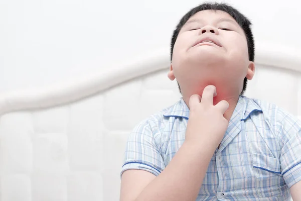 Asiático obeso menino arranhar a coceira com a mão na cama — Fotografia de Stock