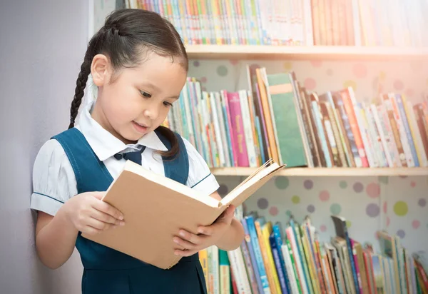 Asiático estudiante lindo chica lectura libro en biblioteca —  Fotos de Stock