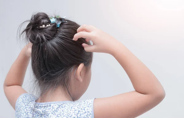 Kleine Mädchen Hand juckt Kopfhaut. — Stockfoto