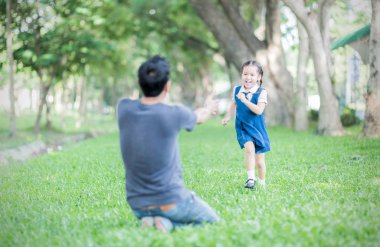 Babasının eline çalışan öğrenci sarılmak için 