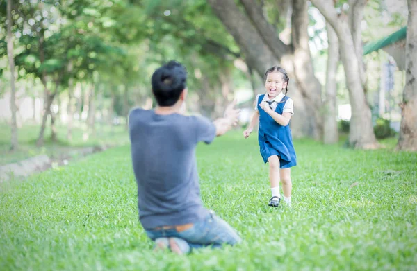 Babasının eline çalışan öğrenci sarılmak için 