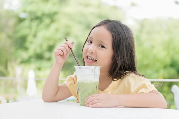 Cute asian dívka pití ledové mléko zelený čaj — Stock fotografie