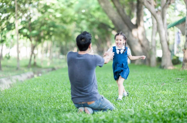 Studente correre nelle mani di papà per abbracciare — Foto Stock
