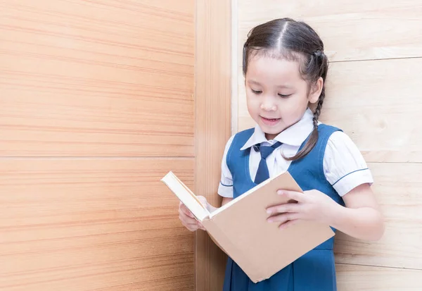 아시아 학생 도서관에서 귀여운 여 자가 읽기 책 — 스톡 사진