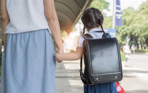 학교에가 서는 어머니의 손을 리드 자식 딸 — 스톡 사진