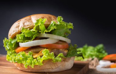 Siyah arka plan üzerine ev yapımı domuz eti hamburger