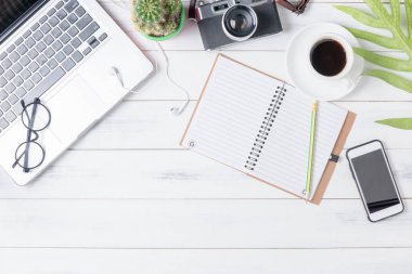 boş defter bilgisayar, kahve ve vintage fotoğraf makinesi ile 