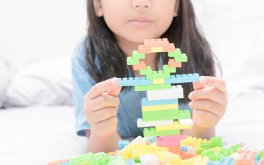 Kız oyun blok tuğla yatakta, eğitim 