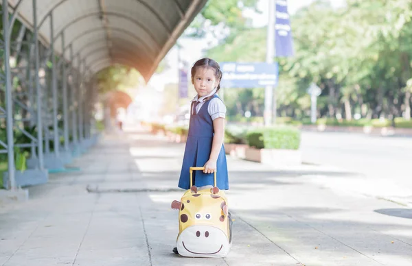 Mignon asiatique avec sac et prêt retour à l'école — Photo