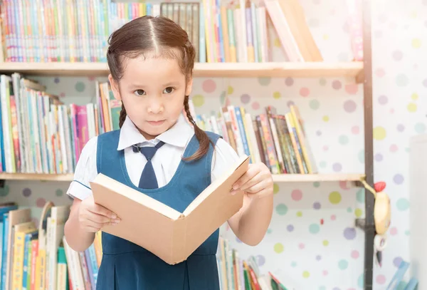 Το ασιατικό μαθητής χαριτωμένο κορίτσι ανάγνωση βιβλίων στη βιβλιοθήκη — Φωτογραφία Αρχείου
