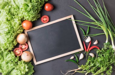 siyah bcakground tahtaya sebze karıştırın