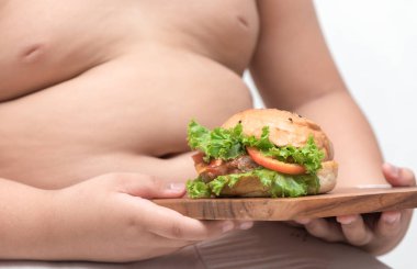 domuz eti hamburger ahşap plaka ve izole obez çocuk arka plan 