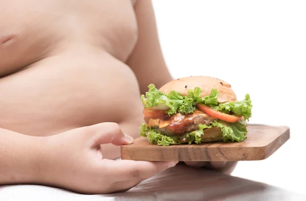 Hamburguesa de cerdo en placa de madera y fondo de niño obeso — Foto de Stock