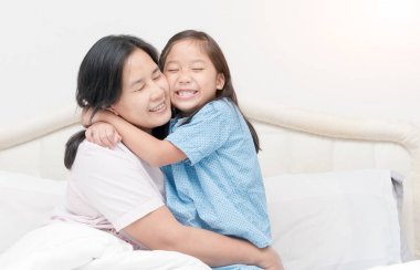 uyku önce kızını sarılma anne